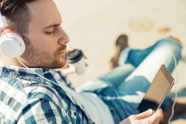 kulaklıklar ile yakışıklı adam