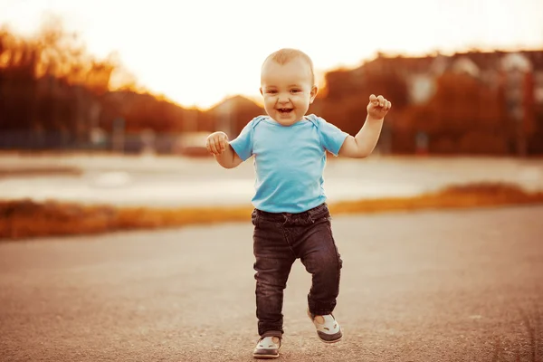 Bebeğin ilk adımlar 