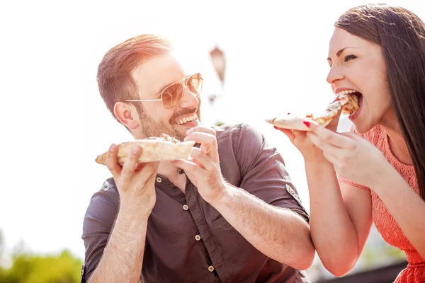 Couple manger une pizza — Photo