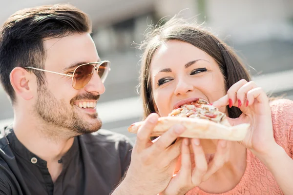 Jeune couple manger de la pizza — Photo