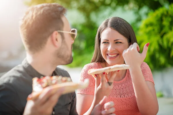 Casal comer pizza — Fotografia de Stock