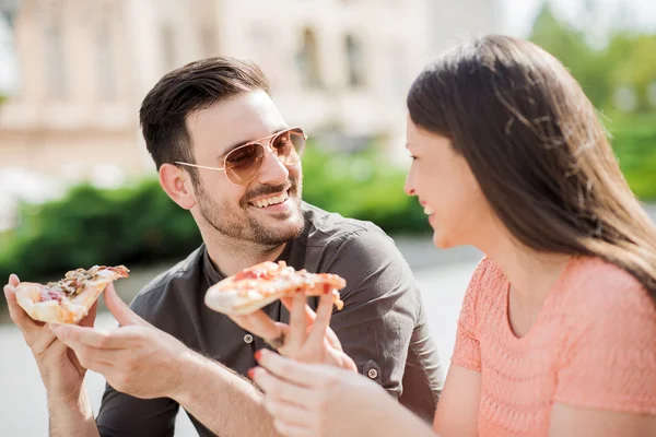 Pasangan yang makan pizza — Stok Foto
