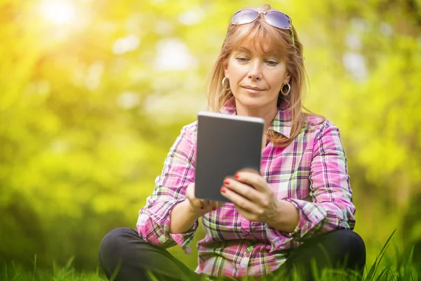 Kobieta stosująca tablet cyfrowy — Zdjęcie stockowe