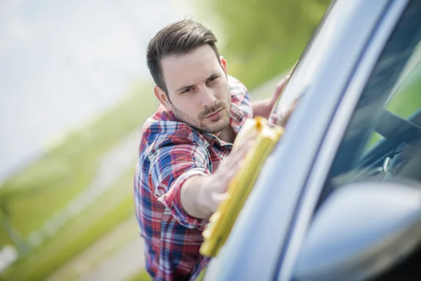 Homem com uma microfibra limpar o carro polimento — Fotografia de Stock