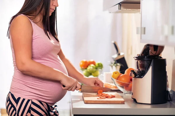 Έγκυος Γυναίκα Στην Κουζίνα Κοπή Καρότα Για Μεσημεριανό Γεύμα — Φωτογραφία Αρχείου
