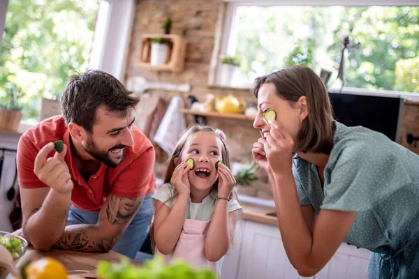 Ung Familj Köket Kul Tillsammans — Stockfoto