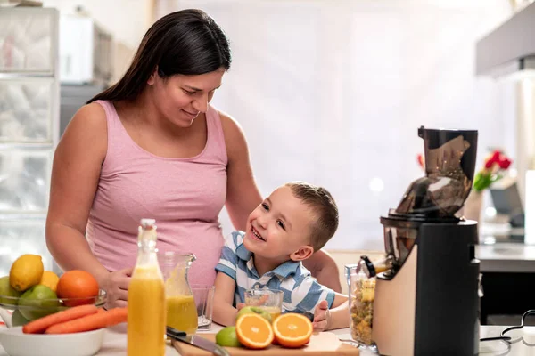 Madre Embarazada Hijo Haciendo Jugo Fresco Cocina — Foto de Stock