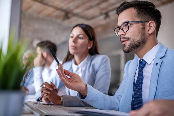 Gruppo Giovani Imprenditori Fiduciosi Cerca Nuovo Progetto Mentre Trascorrono Del — Foto Stock