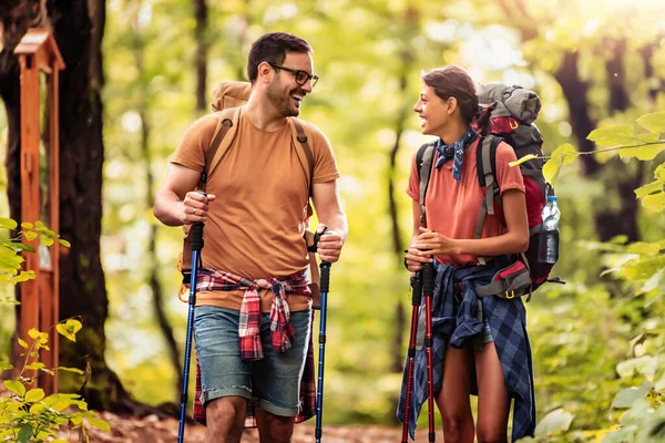Wanderpaar Wandert Mit Rucksack Durch Den Wald — Stockfoto