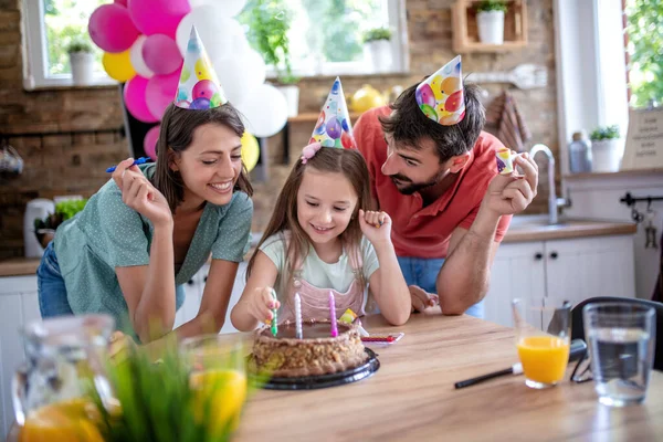 Feliz Família Celebrando Aniversário Juntos Casa Celebração Família Feriados Conceito — Fotografia de Stock