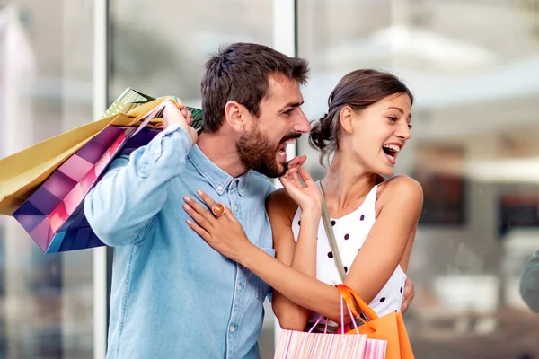 Compras Juntos Pareja Turistas Caminando Una Calle Ciudad —  Fotos de Stock