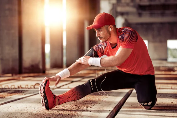 Erkek Koşucu Esneme Egzersizi Yapıyor Sabah Antrenmanına Hazırlanıyor — Stok fotoğraf