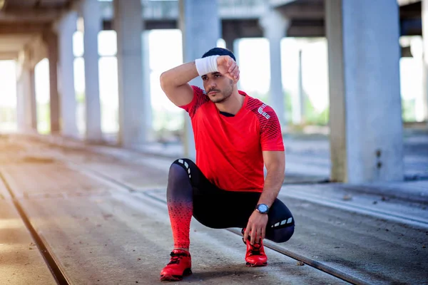Dinlenme Zamanı Genç Erkek Koşucu Sporcu Antrenmanı Yapıyor Dışarıda Egzersiz — Stok fotoğraf