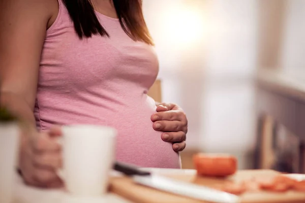 Mulher Grávida Cozinha Cortando Cenouras Para Almoço Beber Café — Fotografia de Stock