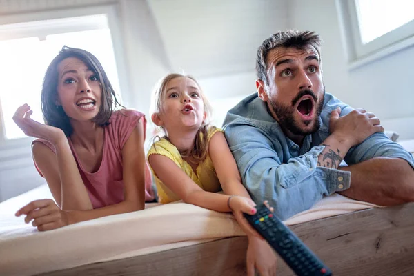 Leende Ung Familj Tittar Tillsammans Tillbringar Ledig Tid Sovrummet — Stockfoto