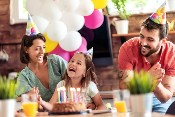 Família Feliz Celebrando Aniversário Juntos Casa — Fotografia de Stock