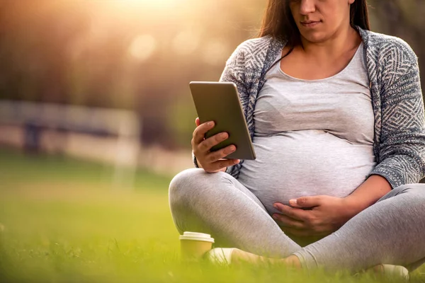 Pregnant Woman Sitting Grass Relaxing Time — Stock Photo, Image