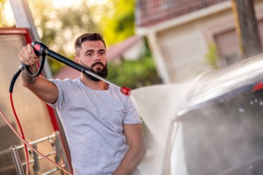 Araba yıkama. Yüksek basınçlı su kullanarak araba temizleme.