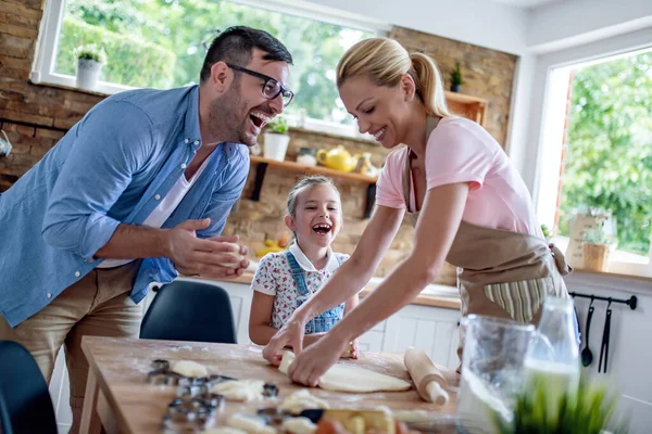 Heureux Père Mère Fille Faisant Pâtisserie Maison Dans Cuisine — Photo