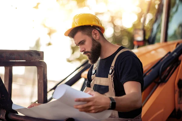 Portret Van Een Architect Aan Het Werk Een Bouwplaats Leest — Stockfoto