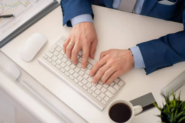 Visão Superior Empresário Trabalhando Computador Seu Escritório Conceito Negócios Pessoas — Fotografia de Stock