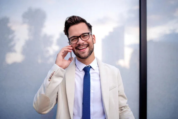 Viajero Negocios Hombre Negocios Está Viajando Trabajo Usando Teléfono Móvil —  Fotos de Stock