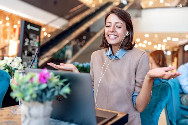 Joven Atractiva Mujer Teniendo Videollamada Cafetería — Foto de Stock