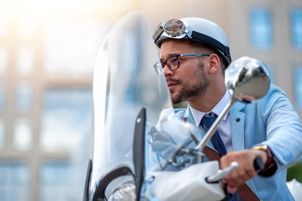 Şehirde Scooter Kullanan Bir Adamı — Stok fotoğraf