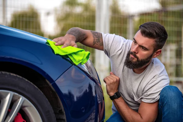 Junger Mann Putzt Sein Auto Freien Mann Mit Mikrofaser Abwischen — Stockfoto