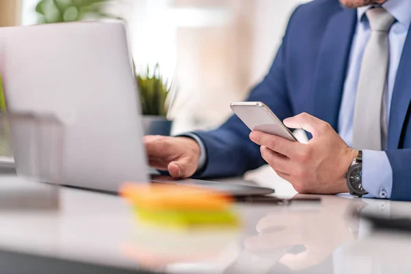 Primo Piano Dell Uomo Affari Che Utilizza Computer Portatile Ufficio — Foto Stock