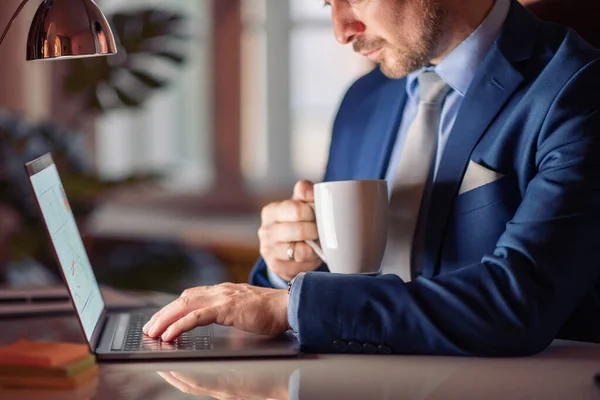 Uomo Affari Che Lavora Portatile Beve Caffe Nel Suo Ufficio — Foto Stock