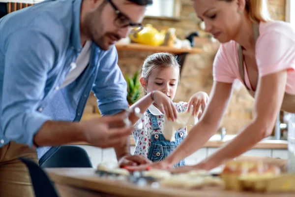 幸せな父 母と娘は小麦粉と遊びながら 家庭のキッチンでペストリーを作ります — ストック写真