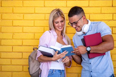 Eğitim, üniversite, ilişki, yaşam tarzı kavramı. Açık havada duran birkaç öğrenci..