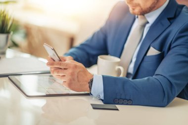 Ofiste tablet kullanan bir erkeğe yaklaş. İş ve insan kavramı.