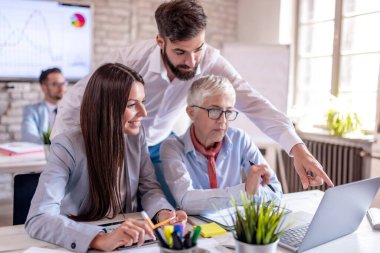 Büyük kararlar alıyorum. Genç adam yeni projeyle ilgili bir şeyler söylüyor..