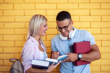 Eğitim, üniversite, ilişki, yaşam tarzı kavramı. Açık havada duran birkaç öğrenci..