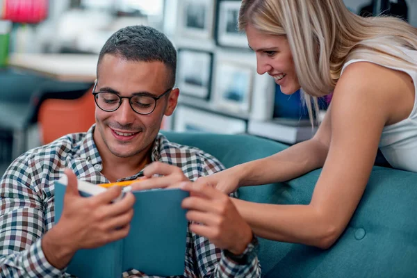 Jóvenes Amigos Aprendiendo Junto Con Los Libros Educación Aprendizaje Concepto — Foto de Stock