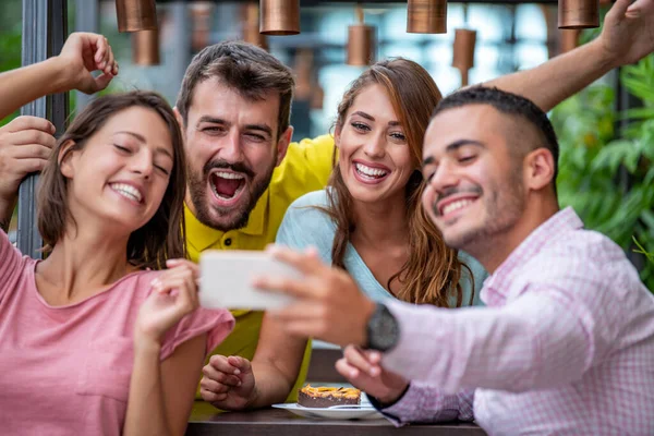 Щасливі Друзі Розважаються Разом Приймаючи Селфі Кафе Смартфоном — стокове фото