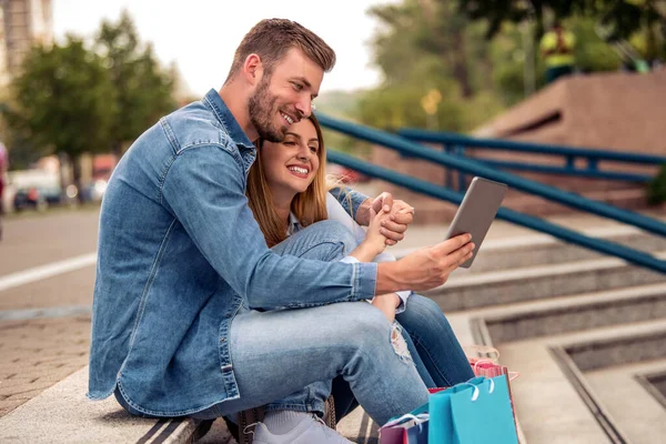 Casal Feliz Com Sacos Compras Tirando Selfie Com Telefone Inteligente — Fotografia de Stock