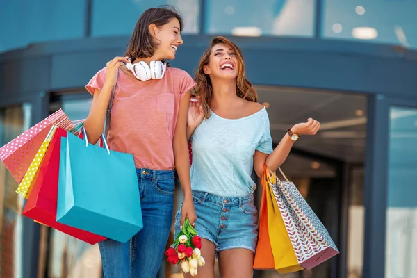 Tiempo Compra Chicas Divirtiéndose Después Comprar —  Fotos de Stock