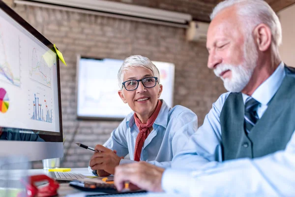 Dos Colegas Negocios Discutiendo Sobre Informe Financiero Negocios Personas Concepto — Foto de Stock