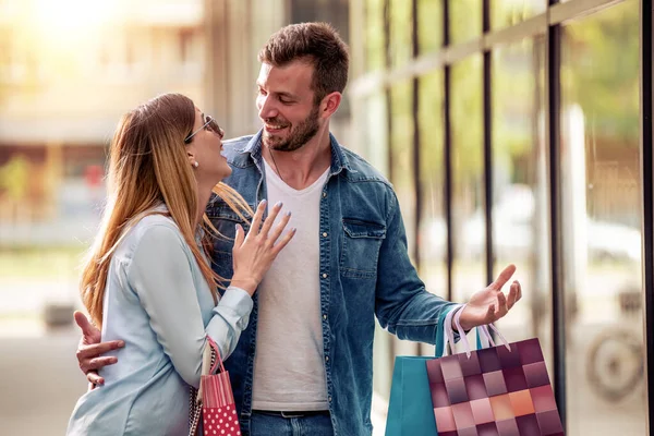 Glückliches Junges Paar Mit Einkaufstüten — Stockfoto