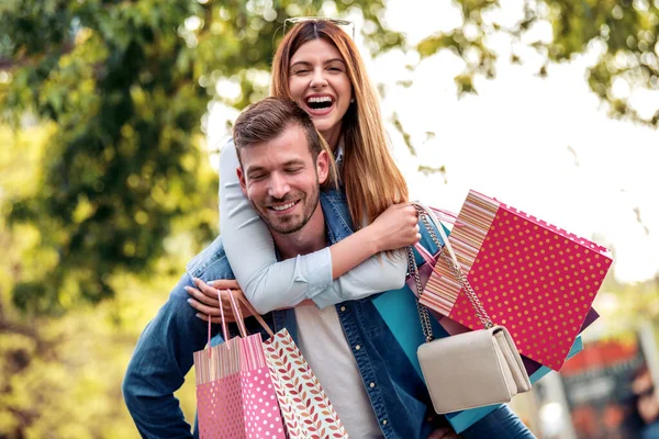 Unga Par Njuter Att Shoppa Tillsammans Håller Shoppingväskor — Stockfoto
