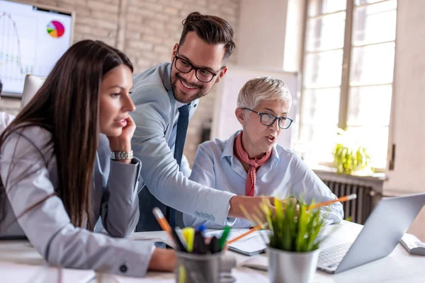 Tomar Grandes Decisions Young Hombre Gesticulación Discutir Algo Sobre Nuevo —  Fotos de Stock