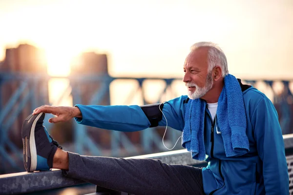 Senior Man Stretching Benen Voor Het Lopen — Stockfoto