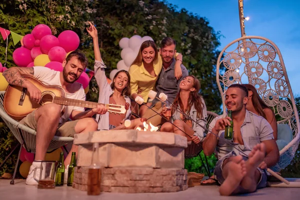 Група Друзів Проводить Літню Вечірку Весела Молодь Веселиться Святкує Разом — стокове фото
