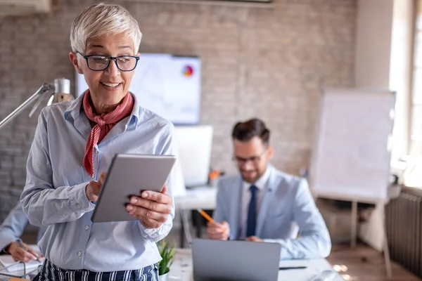 Mujer Negocios Senior Pie Uso Tableta Oficina — Foto de Stock