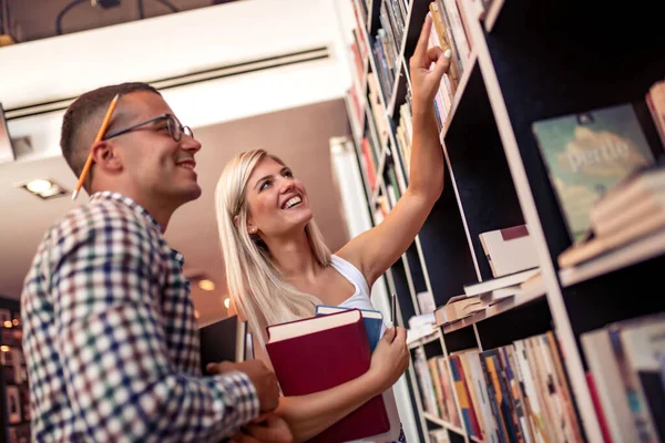 Pareja Joven Buscando Libros Biblioteca Libro Aprendizaje Concepto Estilo Vida — Foto de Stock