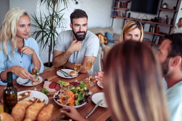 Een Groep Vrienden Die Thuis Eten Begrip Vrije Tijd — Stockfoto