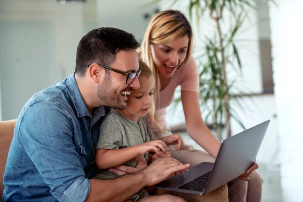 Joven Familia Buscando Películas Ordenador Portátil Juntos Casa — Foto de Stock